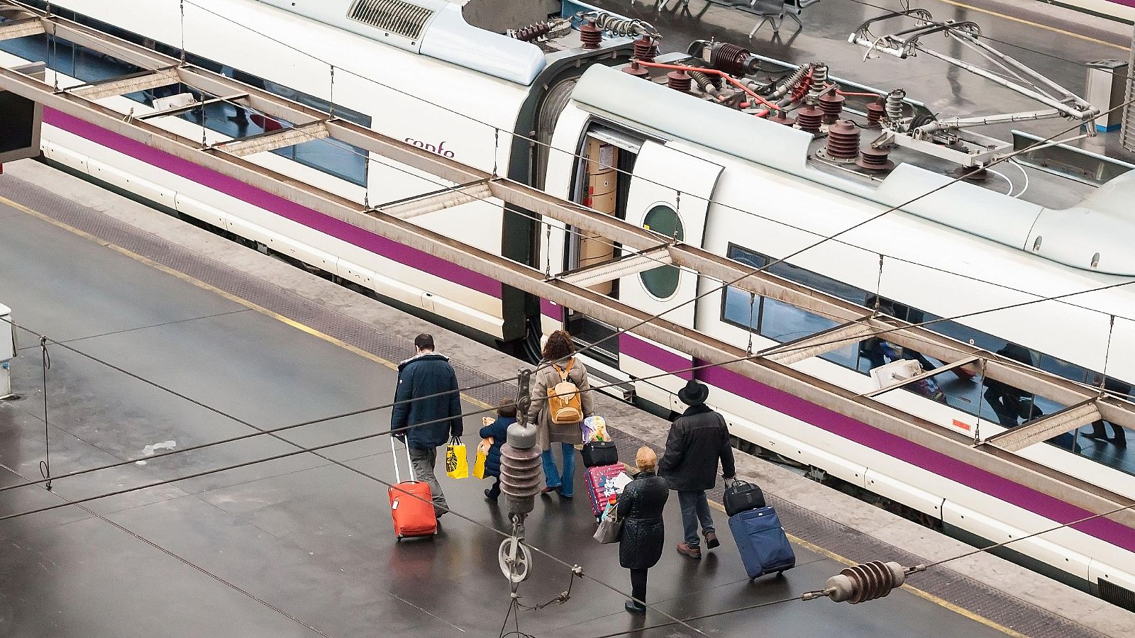 Unos 10.700 viajeros y 30 trenes afectados por un robo de cable | Ver