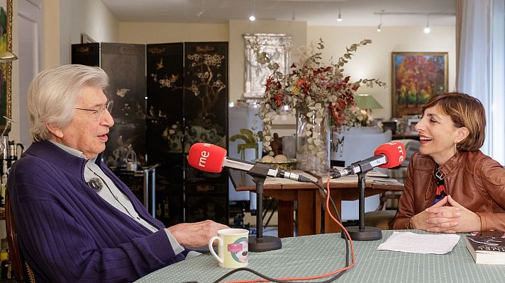 El compositor Manuel Alejandro y Mamen Asencio en un momento de la entrevista