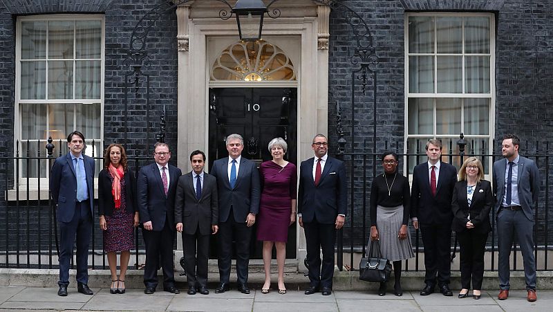 May remodela su Gobierno pero mantiene a Davis, ministro para el 'Brexit' y a Boris Johnson