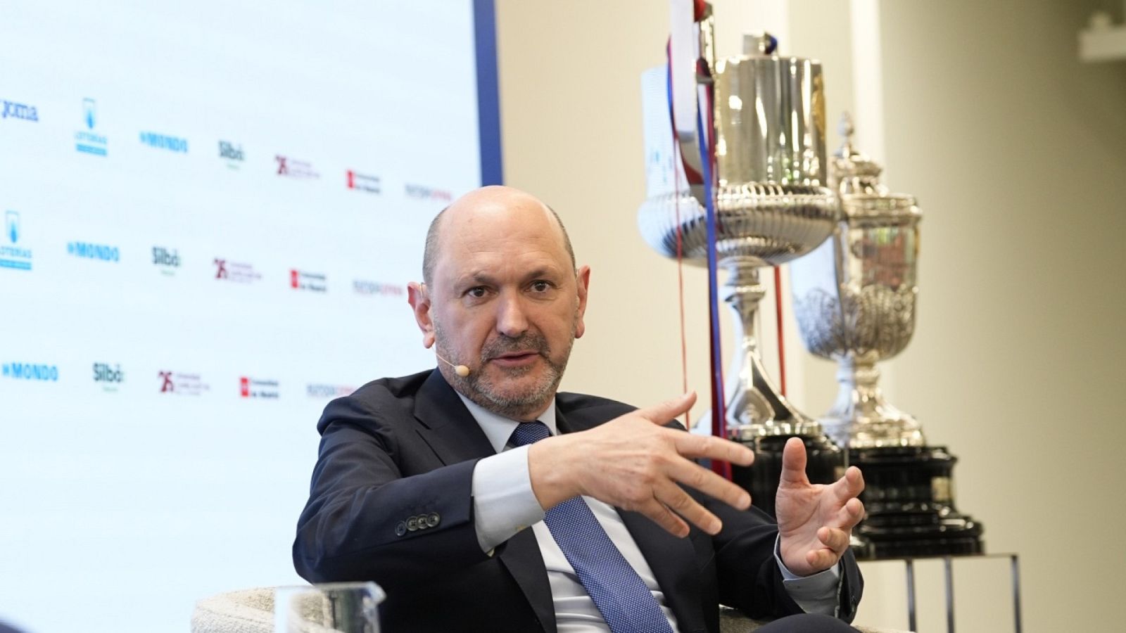 Louzán anuncia cambios en el sistema arbitral próxima temporada - Fútbol | Ver