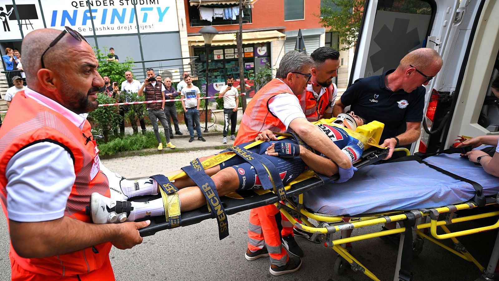 Mikel Landa se rompe una vértebra en una caída en el Giro - Los Deportes de La1 | Ver