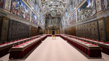 Todo preparado en la Capilla Sixtina, escenario del cnclave que comienza el mircoles
