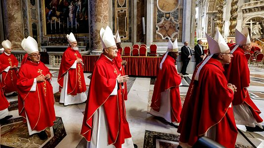 Los cardenales, en una misa en la basílica de San Pedro