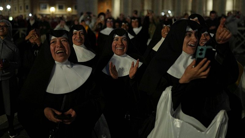 Desconcierto en San Pedro por una fumata con dos horas de retraso: "¡Todos pensábamos que iba a ser blanca!"
