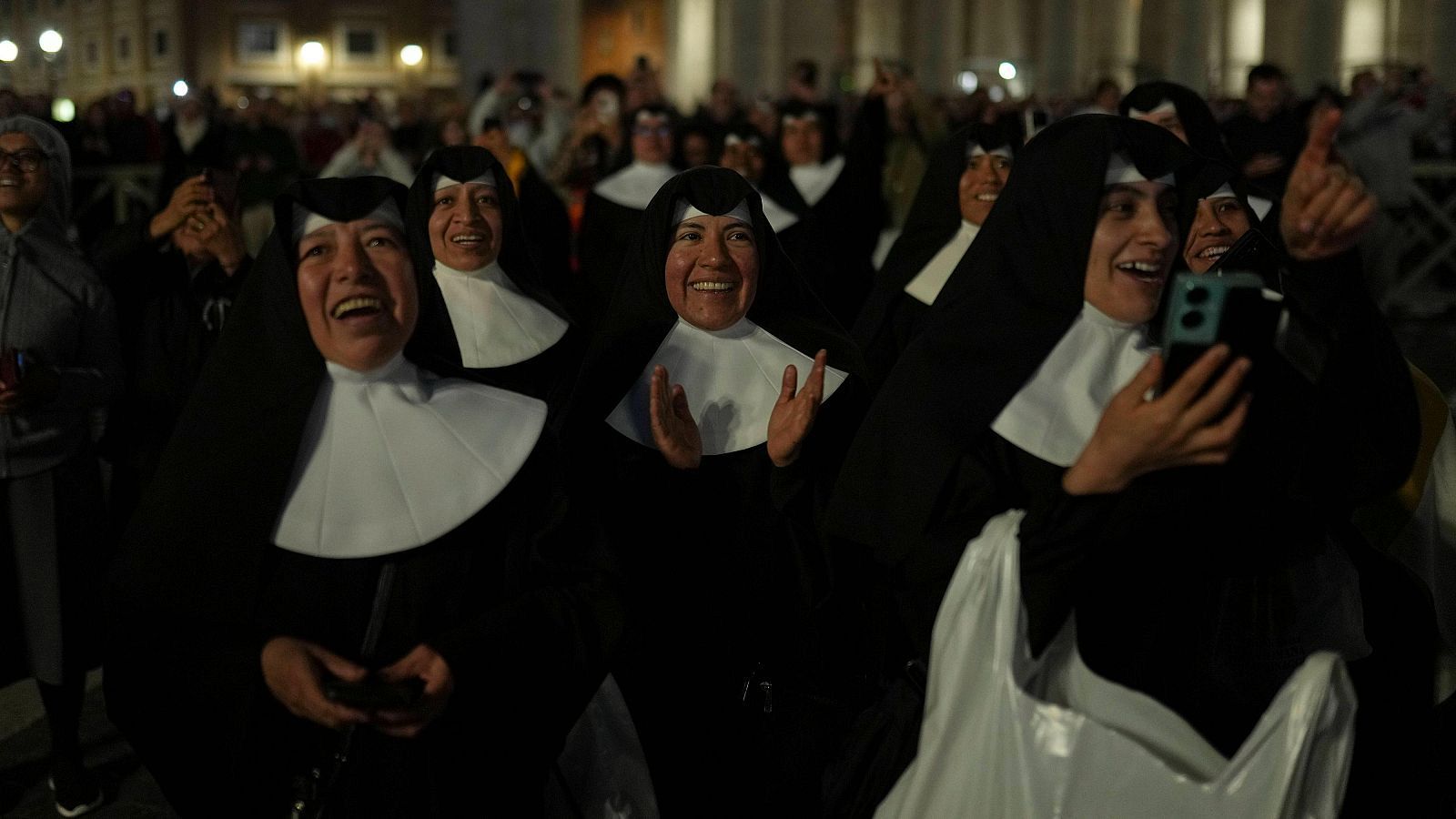 Primera fumata negra del cónclave | Ver