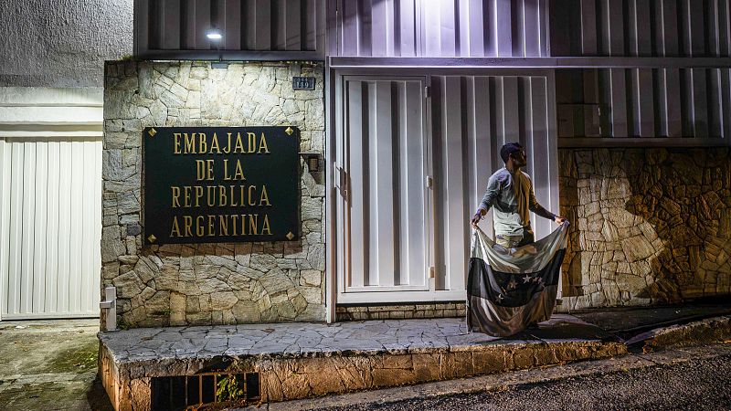 Venezuela dice que la salida de los opositores de la Embajada de Argentina no fue un rescate: "Hubo negociación"