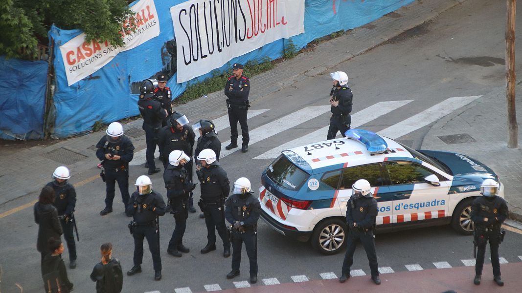Dispositiu de la GUB i Mossos per a desallotjar l'assentament de Vallcarca (Barcelona)