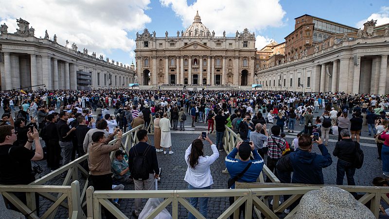 Nueva fumata negra en el Vaticano en la mañana del segundo día de cónclave para elegir al papa