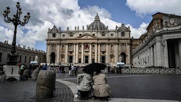 La gent espera a la plaça de Sant Pere el segon dia del conclave, al Vaticà el 8 de maig de 2025 (Foto de JEFF PACHOUD / AFP)