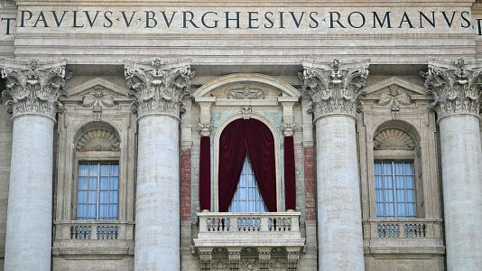 Balcón principal de la Basílica de San Pedro desde donde el cardenal protodiácono anunciará en latín el nombre del nuevo papa.