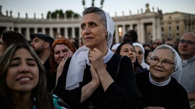 Asistentes a San Pedro reaccionan al anuncio de que León XIV es el nuevo papa