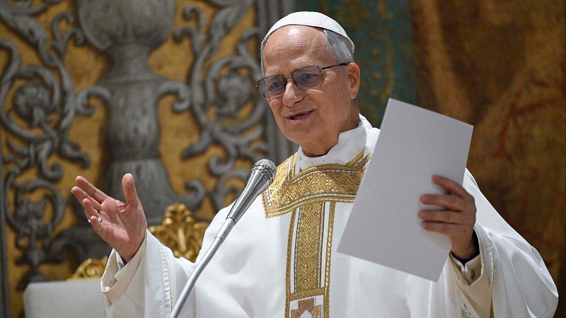 León XIV llama a seguir la misión de Francisco en su primera misa como papa: "Confío en ustedes para caminar conmigo"