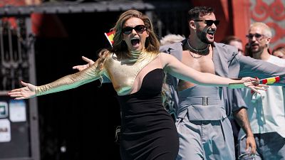 Melody deslumbra con su 'look' de diva en la Alfombra Turquesa de Eurovisión 2025
