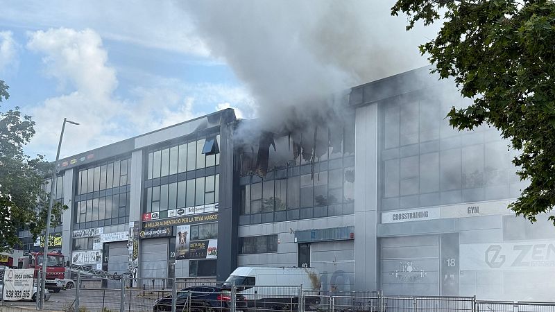 Els Bombers donen per extingit l'incendi a la indústria de Vilanova i la Geltrú