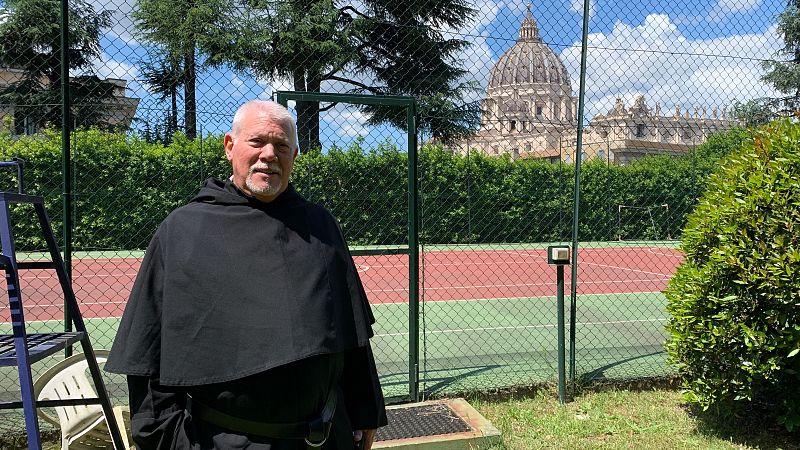 El agustino Tony Pizzo, amigo del papa, en la pista donde jugaba Len XIV