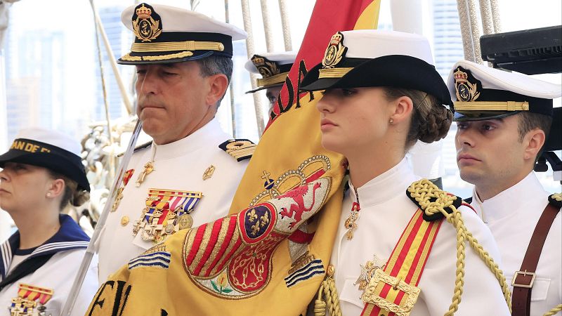 La princesa Leonor, abanderada en el acto de jura de bandera en el Juan Sebastián de Elcano en Cartagena de Indias