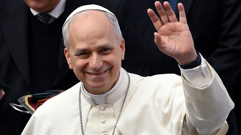 El papa saluda a los periodistas en su primera audiencia con los medios