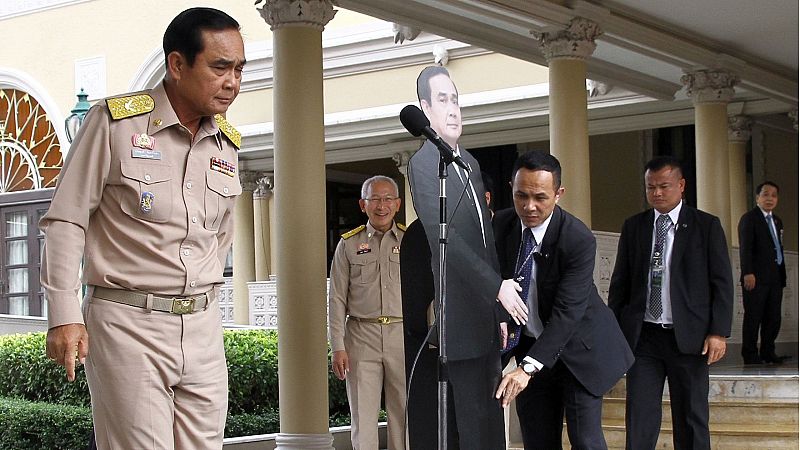 El primer ministro de Tailandia deja un doble de cartón para evitar las preguntas de los periodistas