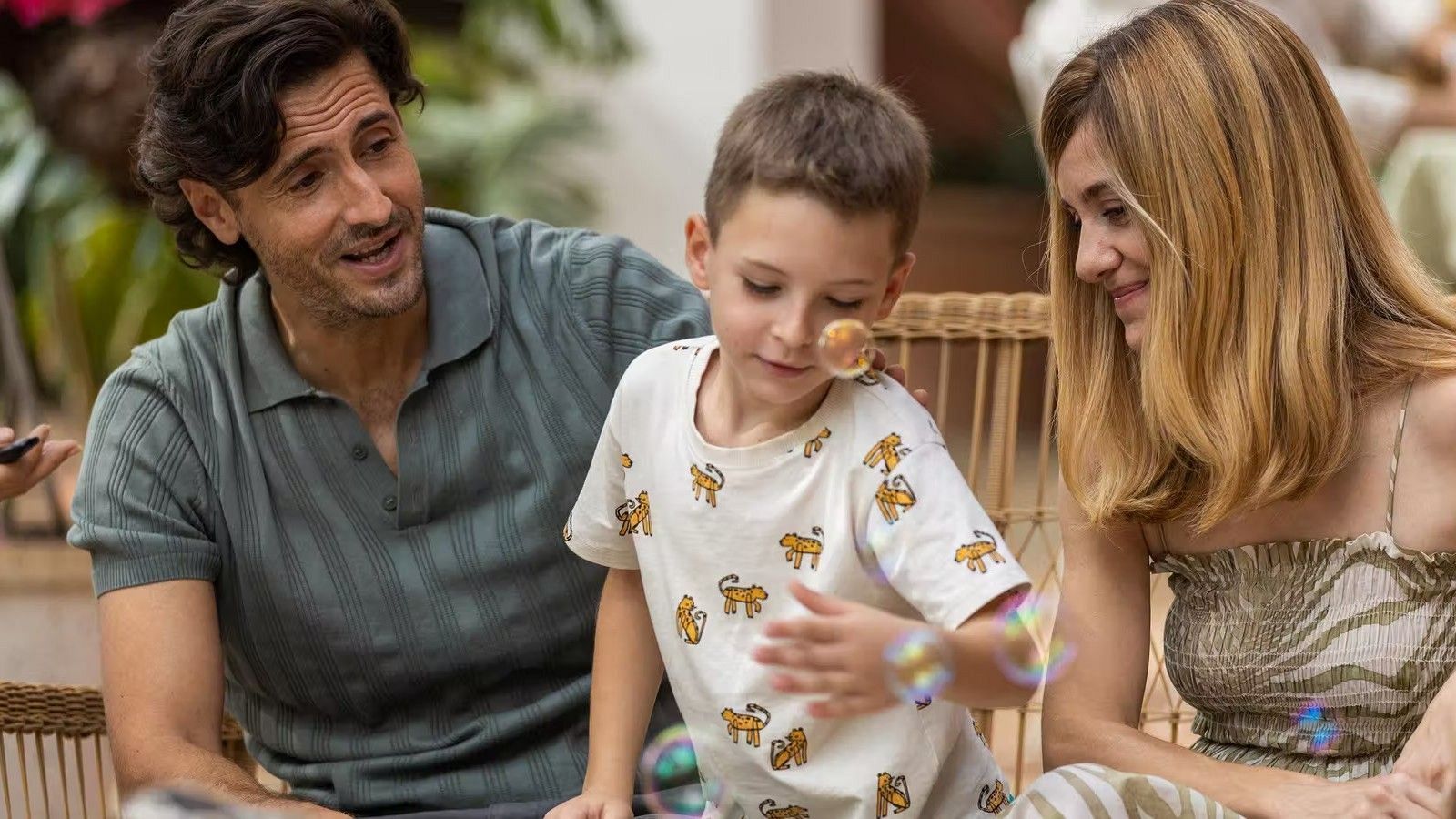 Alexandra Jiménez y Juan Diego Botto estrenan la película 'Tras el verano' - Telediario 1 | Ver