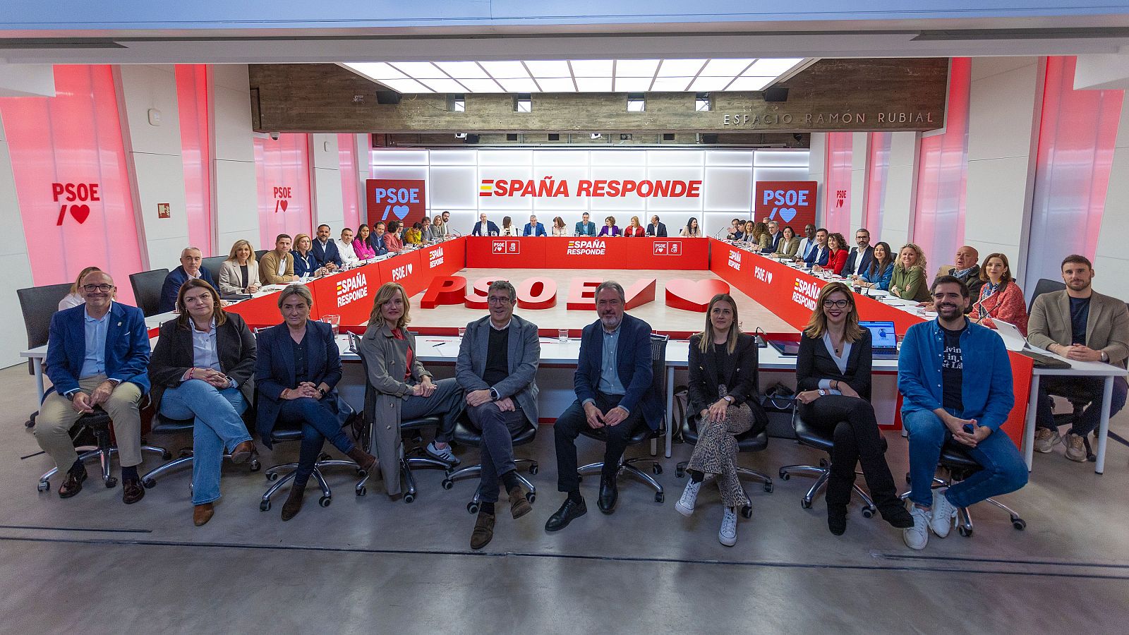 El PSOE resta importancia a los mensajes entre Sánchez y Ábalos - Telediario 2 | Ver