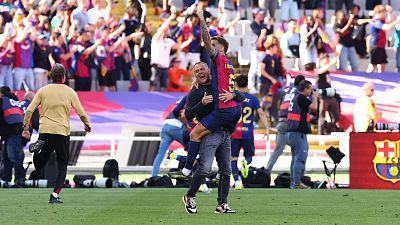 Hansi Flick celebra con ��igo Mart�nez la victoria en el cl�sico liguero disputado en Montjuic.