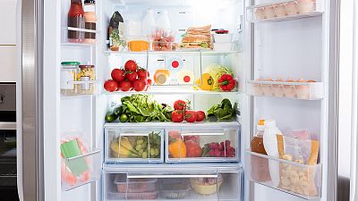 Data de caducitat o consum preferent? El que cal saber per no llençar aliments abans d'hora