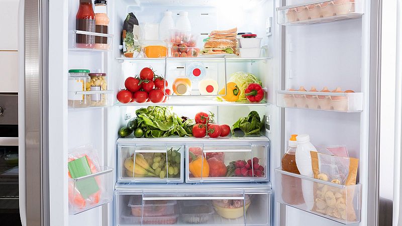 Data de caducitat o consum preferent? El que cal saber per no llenar aliments abans d'hora