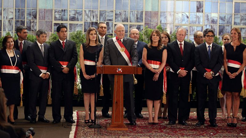 Kucznyski reforma su gabinete para solucionar la crisis política tras el indulto a Fujimori
