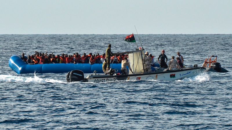 Desaparecen un centenar de migrantes tras naufragar su lancha en las costas de Libia