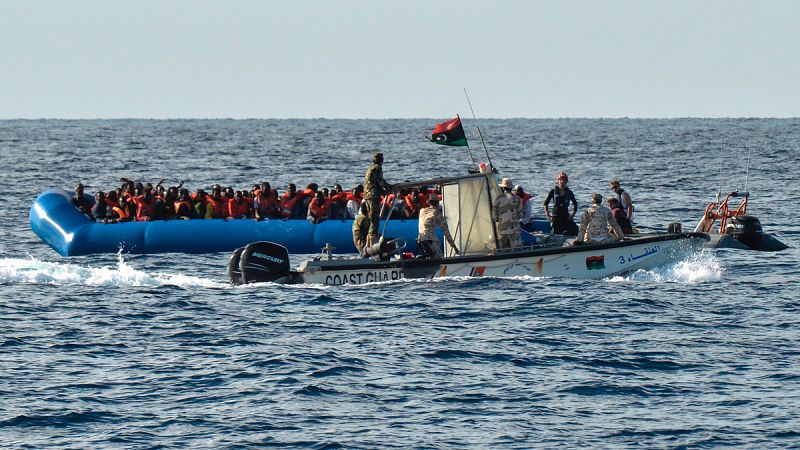 Desaparecen un centenar de migrantes tras naufragar su lancha en las costas de Libia