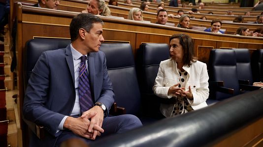 El presidente del Gobierno Pedro Sánchez (i) conversa con la ministra de Defensa, Margarita Robles (d)