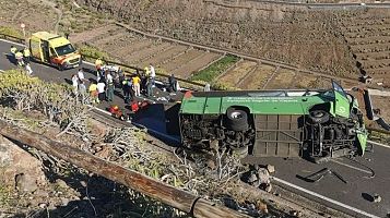 Al menos un fallecido y 10 heridos al volcar un autobús en La Gomera