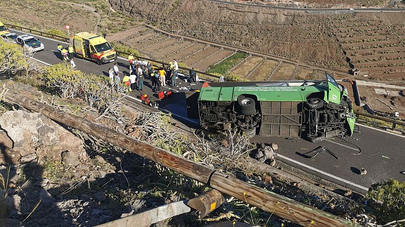 Muere una mujer y 11 personas resultan heridas al volcar un autobs en La Gomera