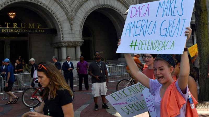 Un juez bloquea la derogación de Trump del plan migratorio que protege a casi 700.000 jóvenes de la deportación