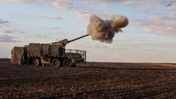 Artilleros de la 15 Brigada de Propsito Operativo Kara-Dag, de la Guardia Nacional de Ucrania, disparan un obs autopropulsado Zuzana 2