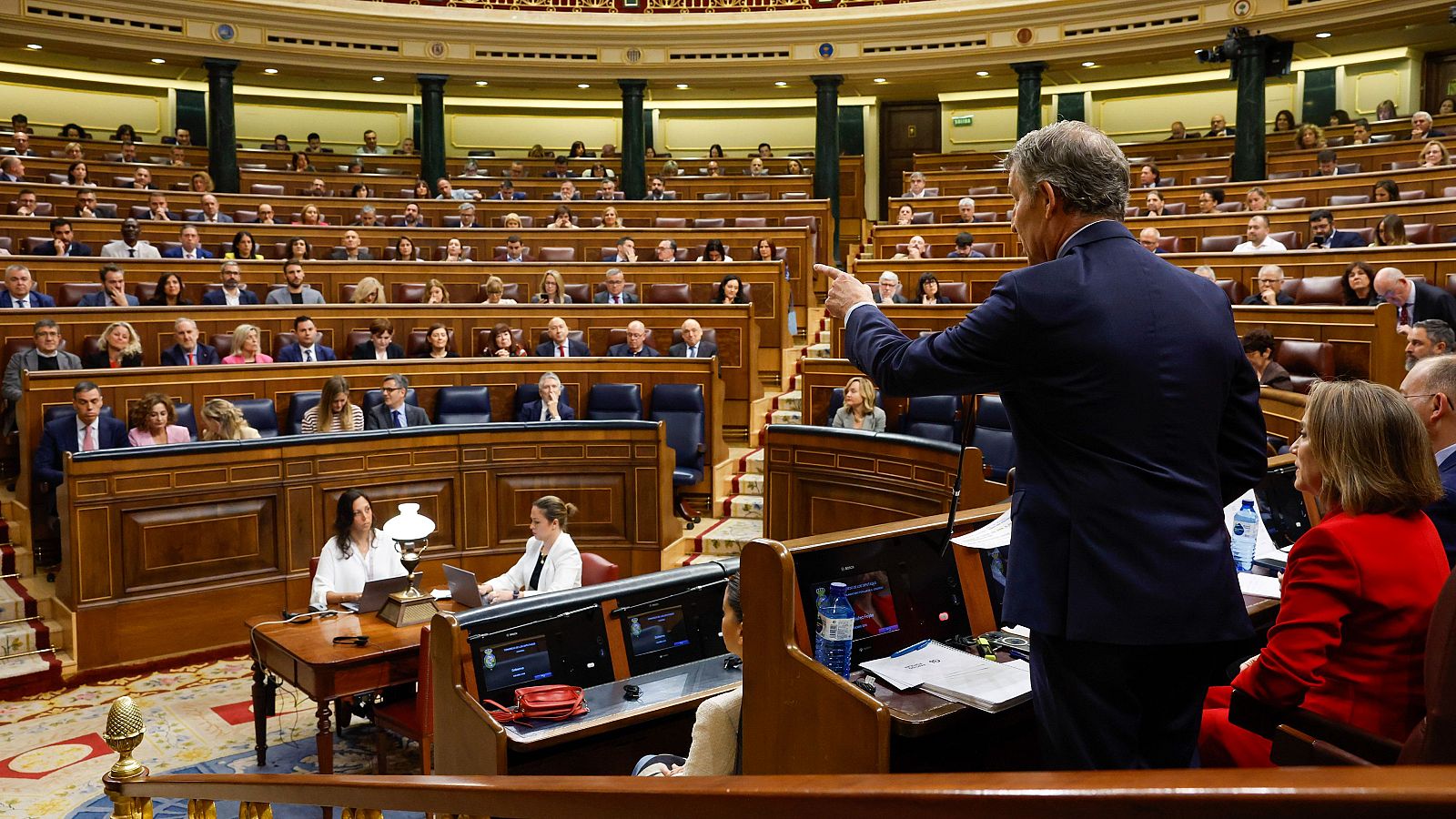 Sánchez ve "delito" en la filtración de sus mensajes y Feijóo le acusa de "tener miedo" a Ábalos - Informativo 24h | Ver