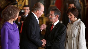 El rey Juan Carlos saluda al presidente de Cantabria, Miguel Ángel Revilla, en 2008
