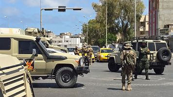 Las fuerzas de seguridad libias controlan un puesto de control tras los enfrentamientos nocturnos en Trpoli, Libia