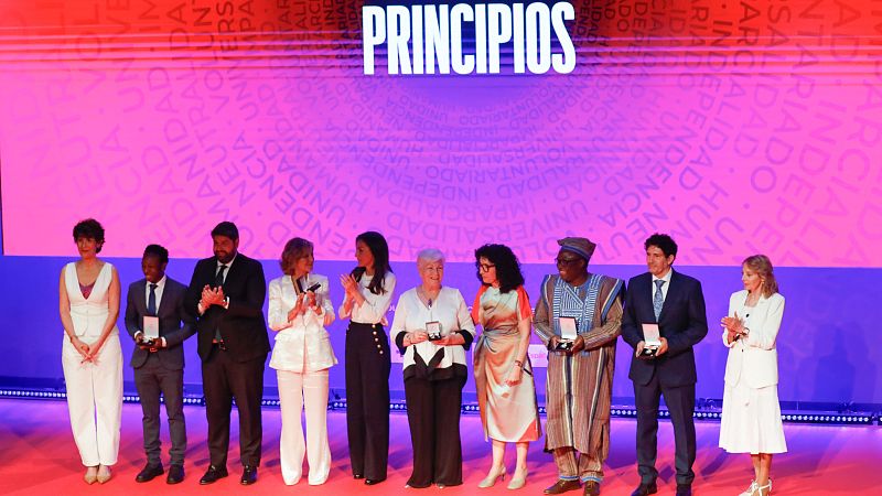 La corresponsal de TVE Almudena Ariza recibe la Medalla de Oro de Cruz Roja