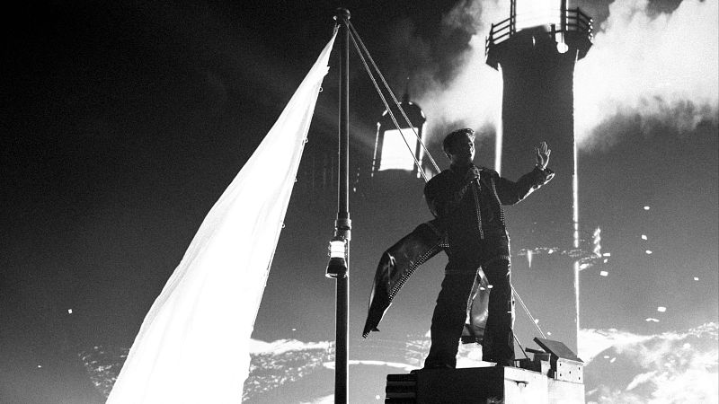 La elegancia de Johannes Pietsch (Austria) tiñe Eurovisión 2025 de emoción en blanco y negro