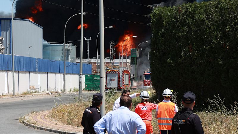 Un incendio en una nave de productos químicos de Alcalá de Guadaíra (Sevilla) obliga a confinar a 80.000 vecinos