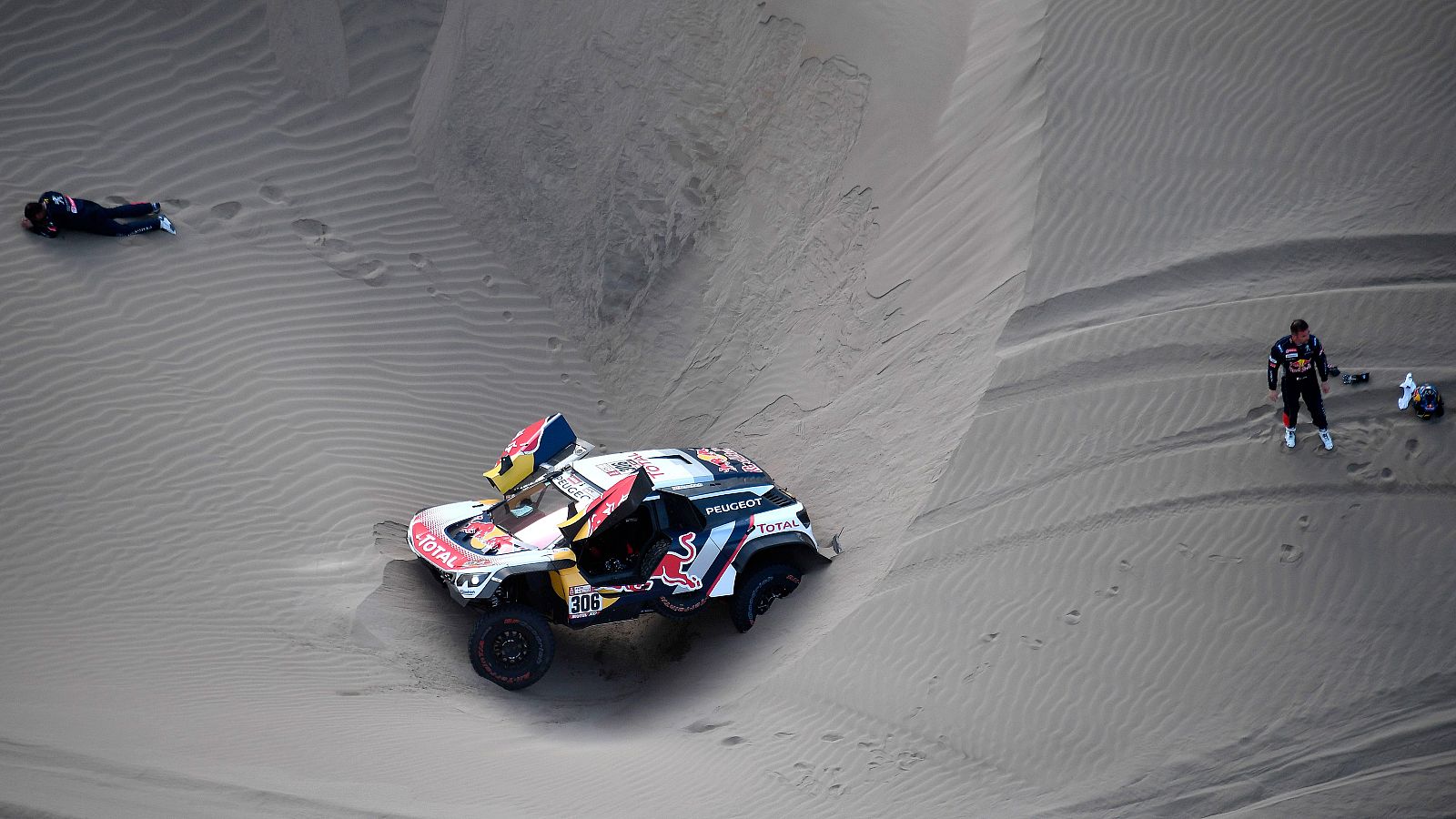 Sebastian Loeb ha tenido que retirarse del Dakar por problemas físicos de su copiloto en la etapa 5. En motos, Barreda ha recuperado sus opciones.