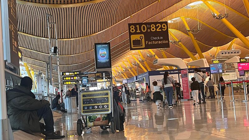 Los partidos acogen entre "aplausos" y acusaciones de "racismo institucional" la limitación del acceso a Barajas