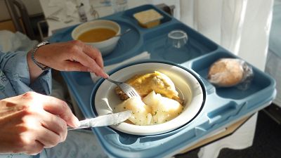 Bandeja de comida en un hospital