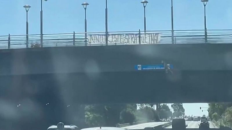 Aparecen mensajes amenazantes contra el presidente del Sevilla en varios puentes de la ciudad