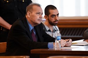 El condenado por intento de asesinato Hadi Matar y el abogado público Nathaniel Barone, durante la sesión judicial celebrada este viernes en Nueva York.