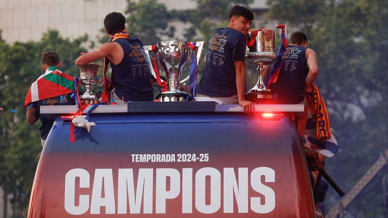 El Barcelona se da un bao de masas en la ra de celebracin del ttulo de Liga