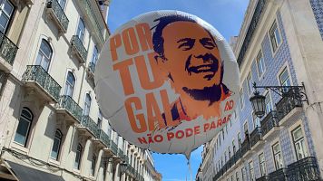 Resultados elecciones Rumanía y Portugal 2025: globo con un cartel electoral de Luís Montenegro