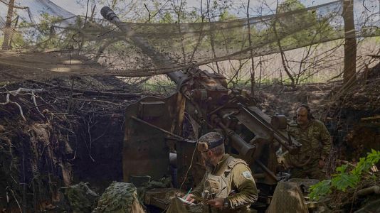 Soldados ucranianos de la 127.ª Brigada de Defensa Territorial disparan un cañón KS-19 de 100 mm hacia posiciones rusas
