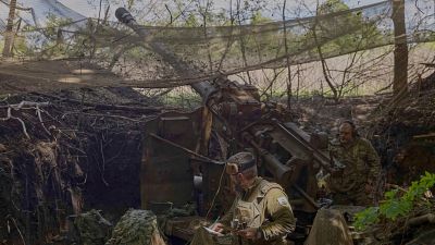 Soldados ucranianos de la 127. Brigada de Defensa Territorial disparan un can KS-19 de 100 mm hacia posiciones rusas